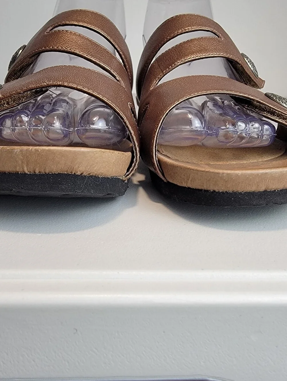Cobb Hill Heidi Medallion Sandals Adjustable Straps Low Wedge Brown Metallic 10M